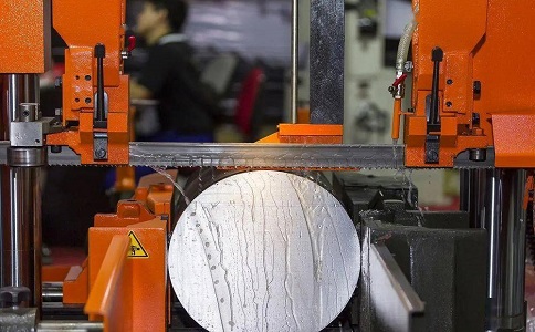 华容立式金属带锯床切削出现跑带故障解决方法！